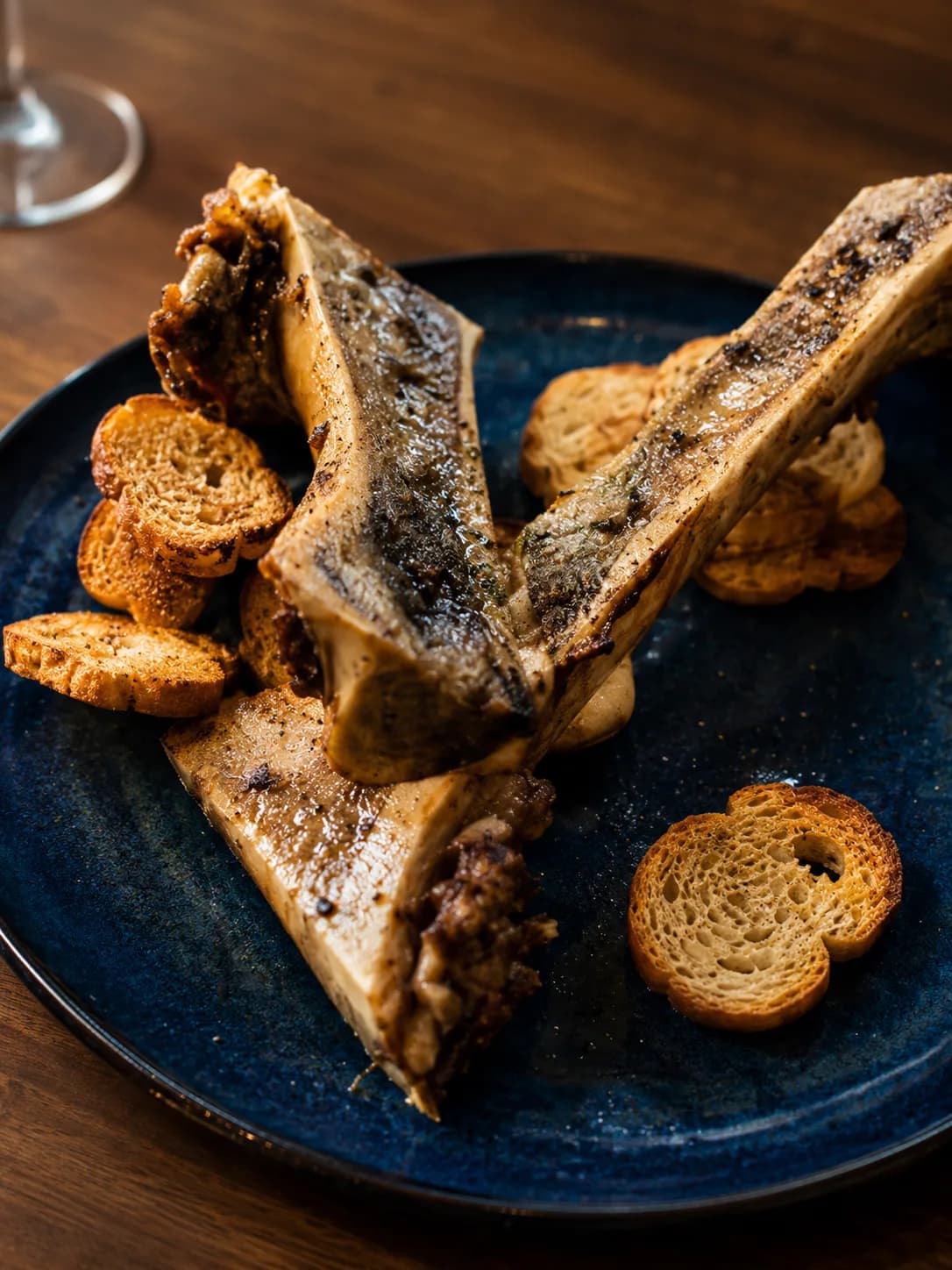 Pescado entero al horno servido con pan tostado