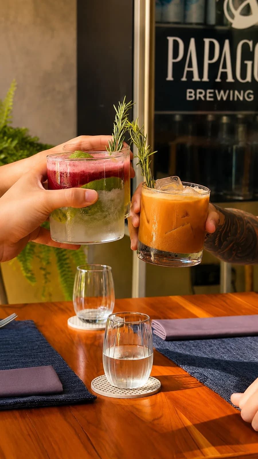 Brindis con cócteles en una mesa del restaurante