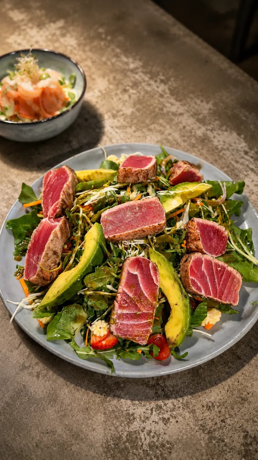 Ensalada de atún sellado con aguacate