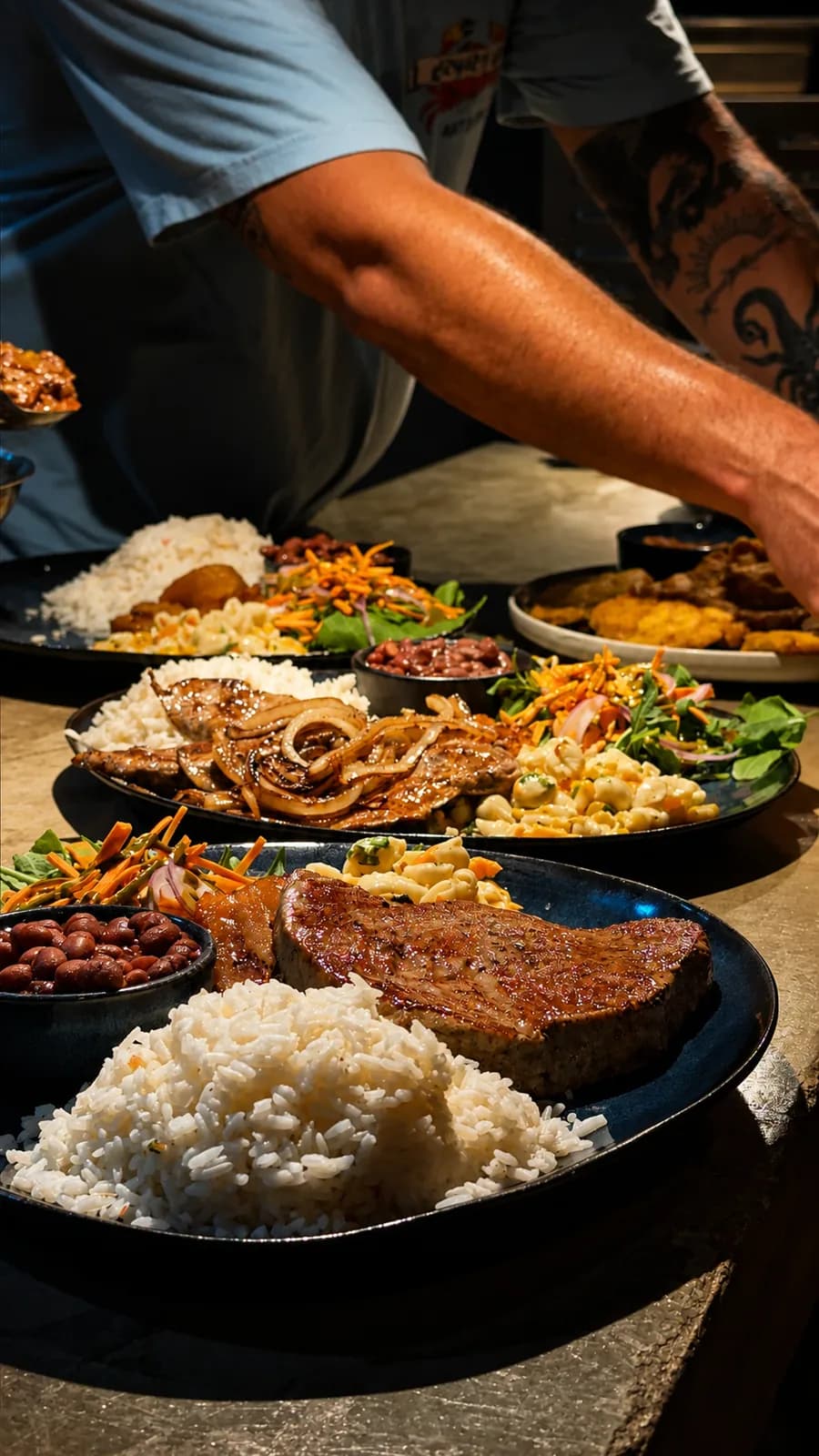 Mesa servida con varios platos típicos costarricenses