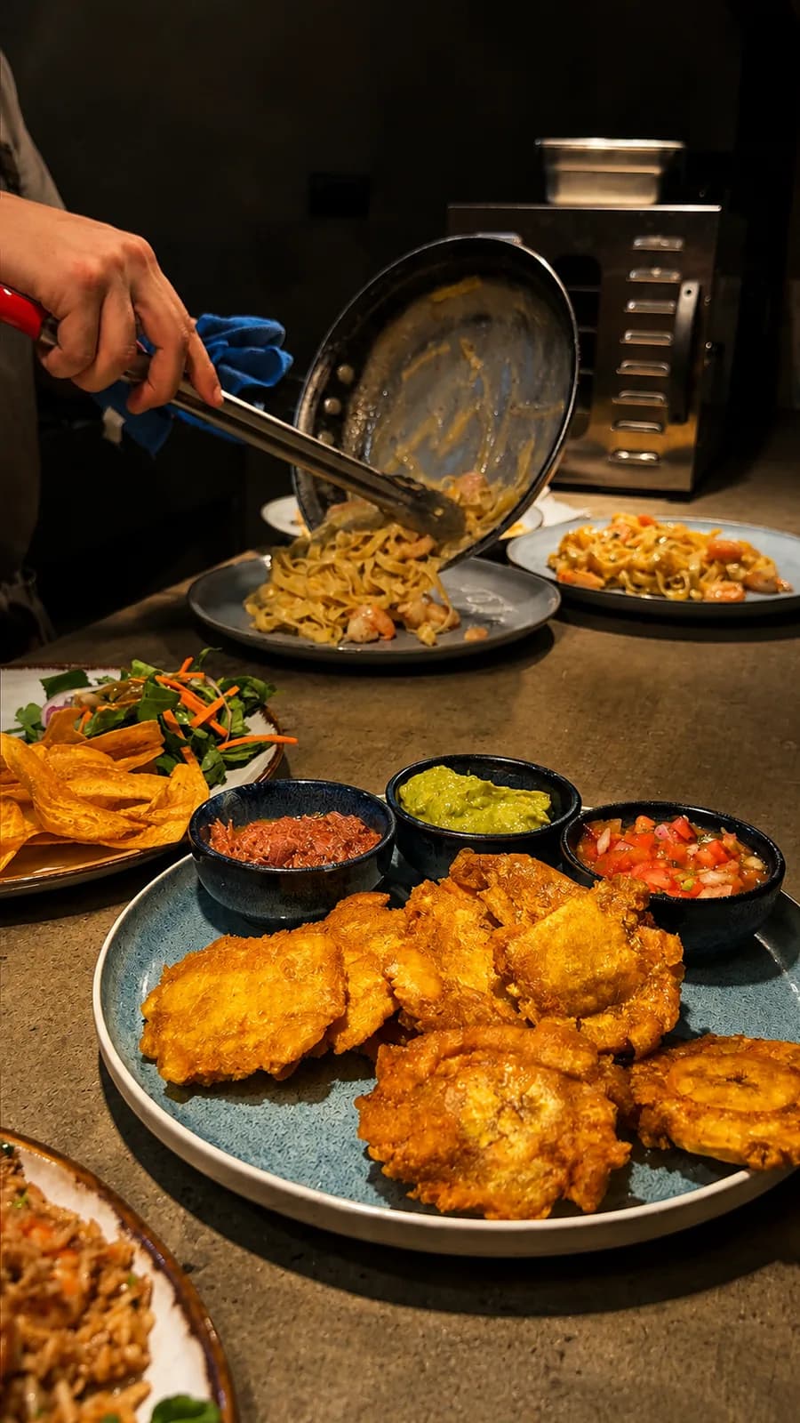 Patacones con dips y guarniciones sobre la mesa