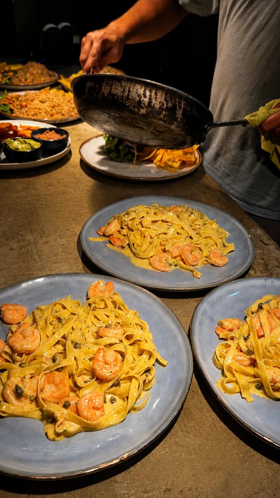 Pasta con camarones lista para servir