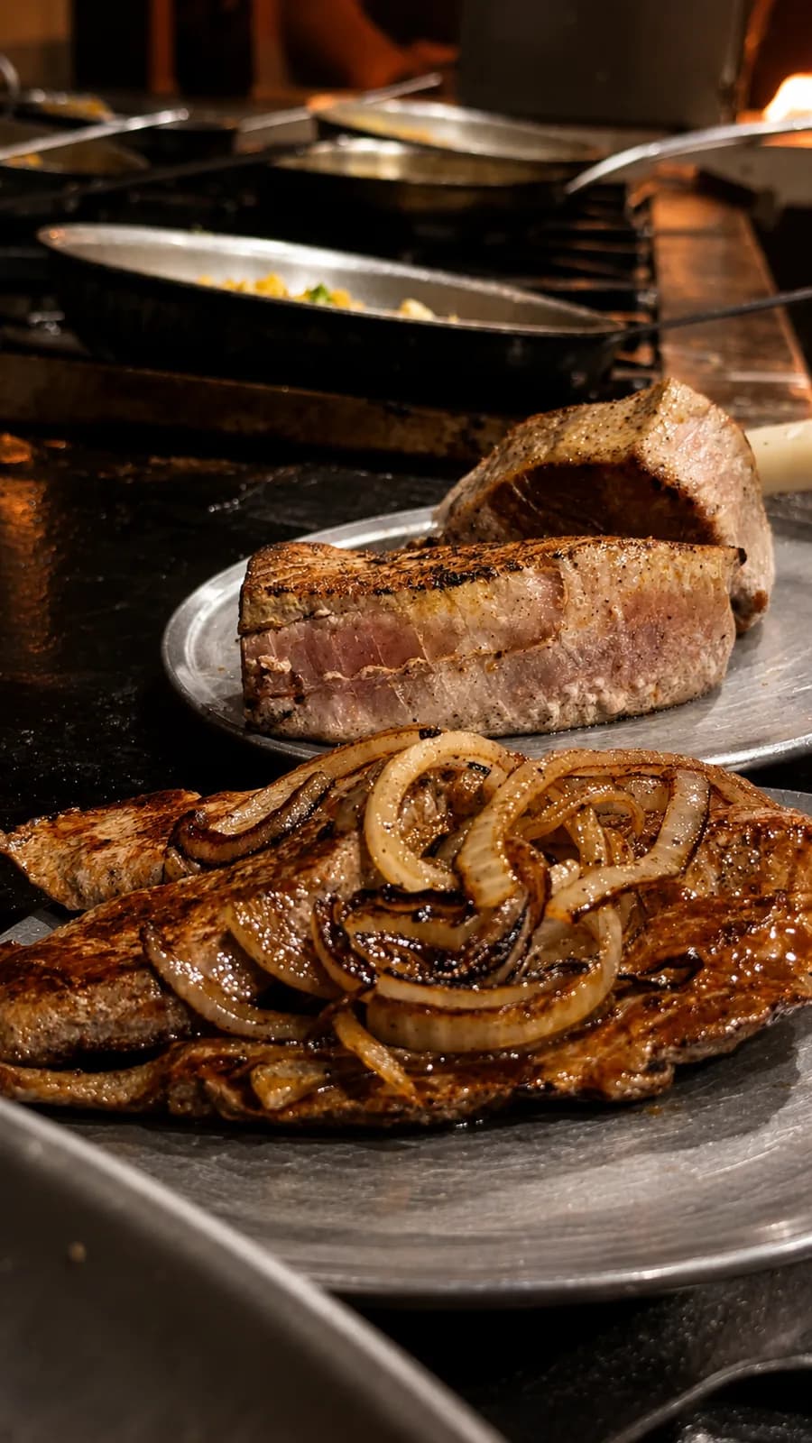 Corte de carne a la plancha con cebolla caramelizada